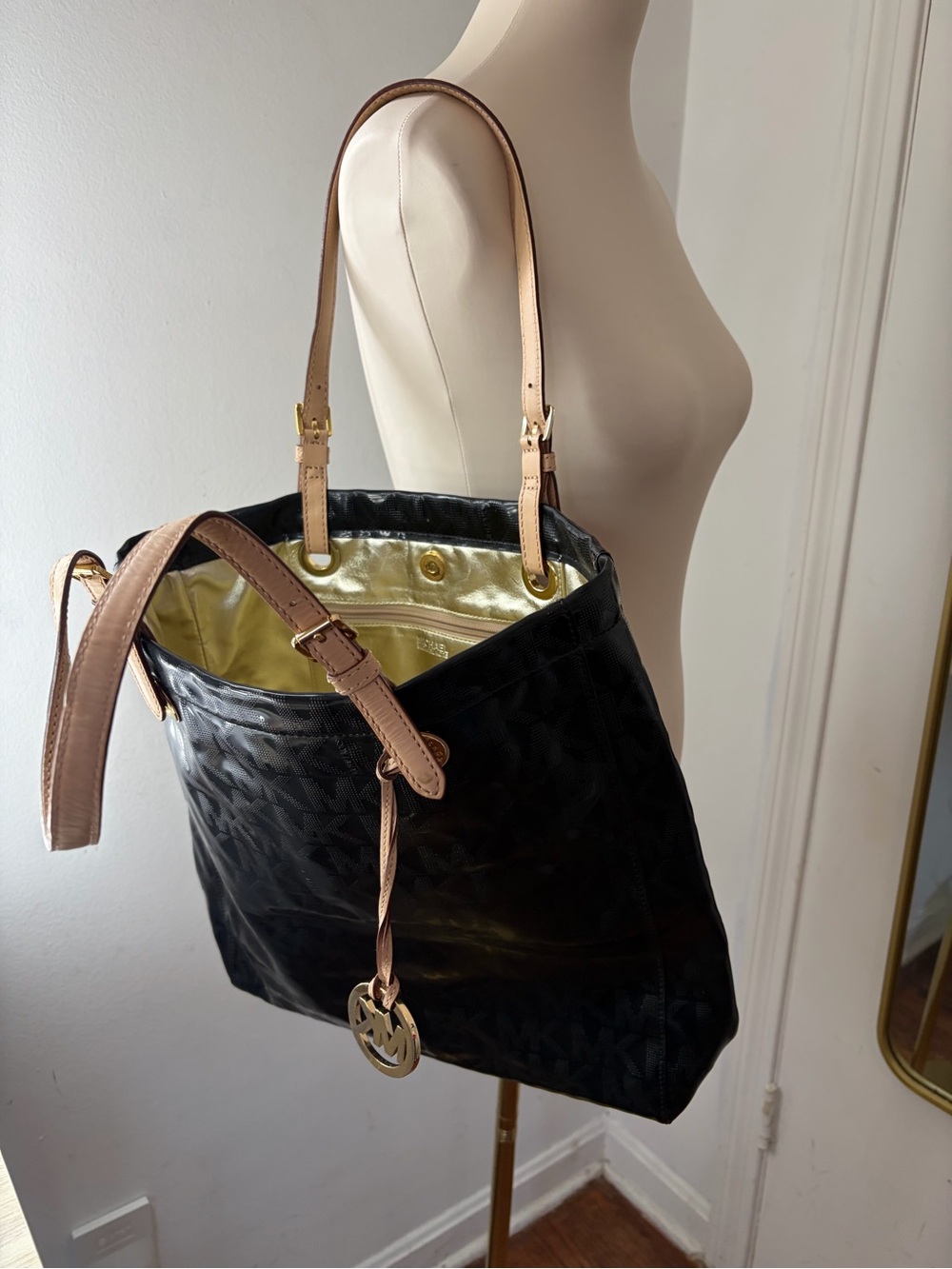 Y2k Michael Kors Black Patent Tote with Tan Leather Straps and Gold Charm - Picture 2 of 8